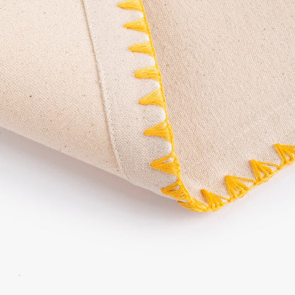 Individual de Algodão Bege com Bordado Amarelo PORTOBELLO - Gato Preto