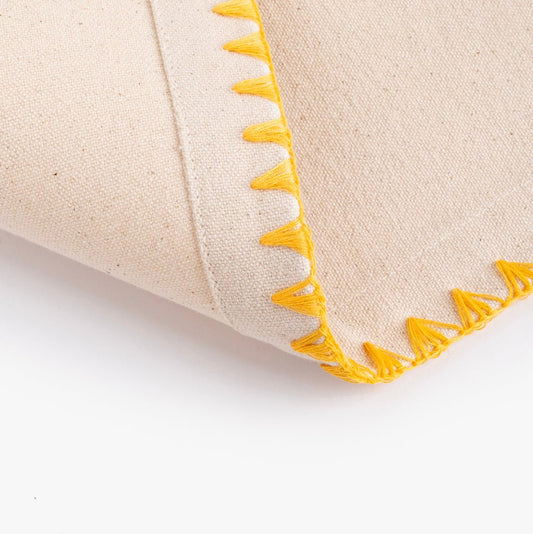 Individual de Algodão Bege com Bordado Amarelo PORTOBELLO - Gato Preto