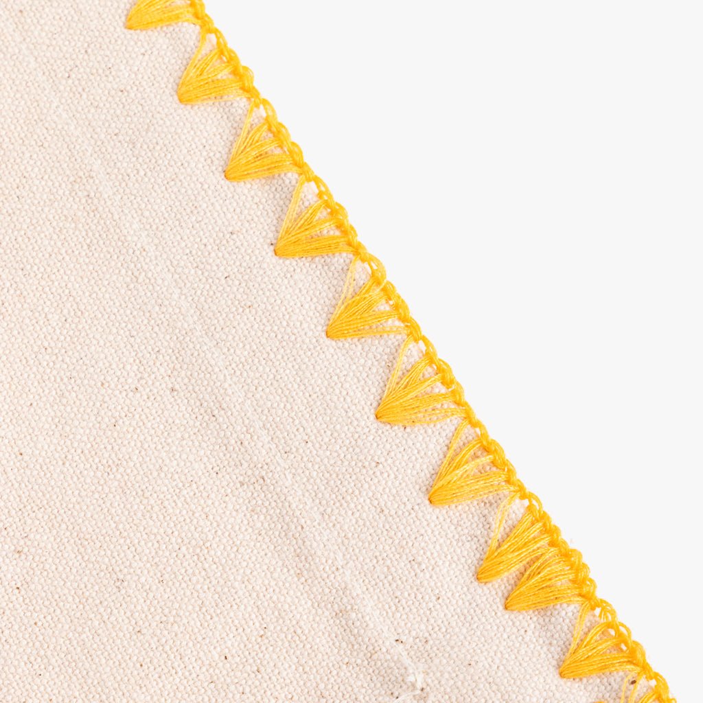 Individual de Algodão Bege com Bordado Amarelo PORTOBELLO - Gato Preto