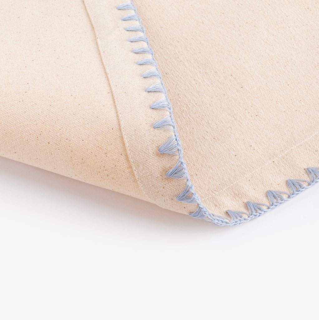 Individual de Algodão Bege com Bordado Azul PORTOBELLO - Gato Preto