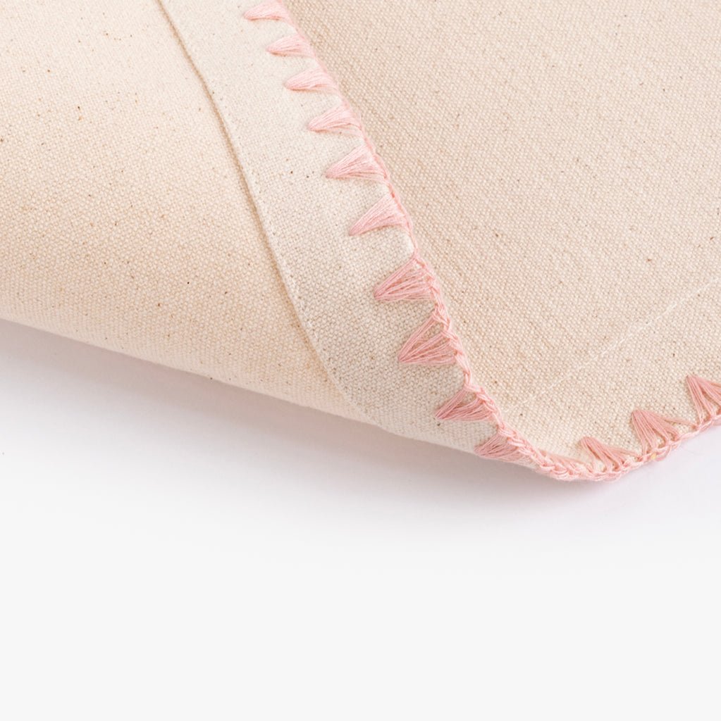 Individual de Algodão Bege com Bordado Rosa PORTOBELLO - Gato Preto