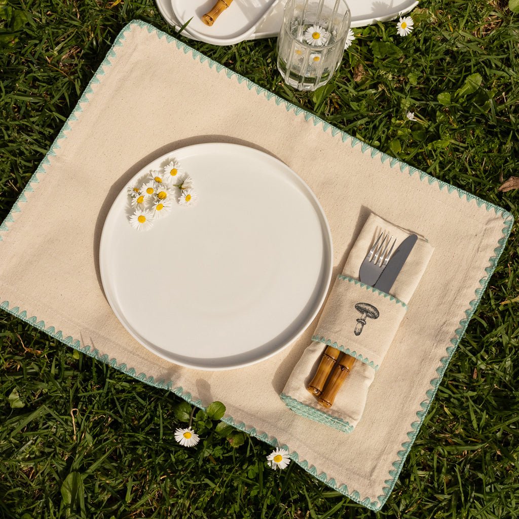 Individual de Algodão Bege com Bordado Verde PORTOBELLO - Gato Preto