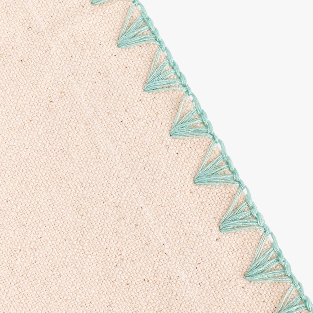 Individual de Algodão Bege com Bordado Verde PORTOBELLO - Gato Preto