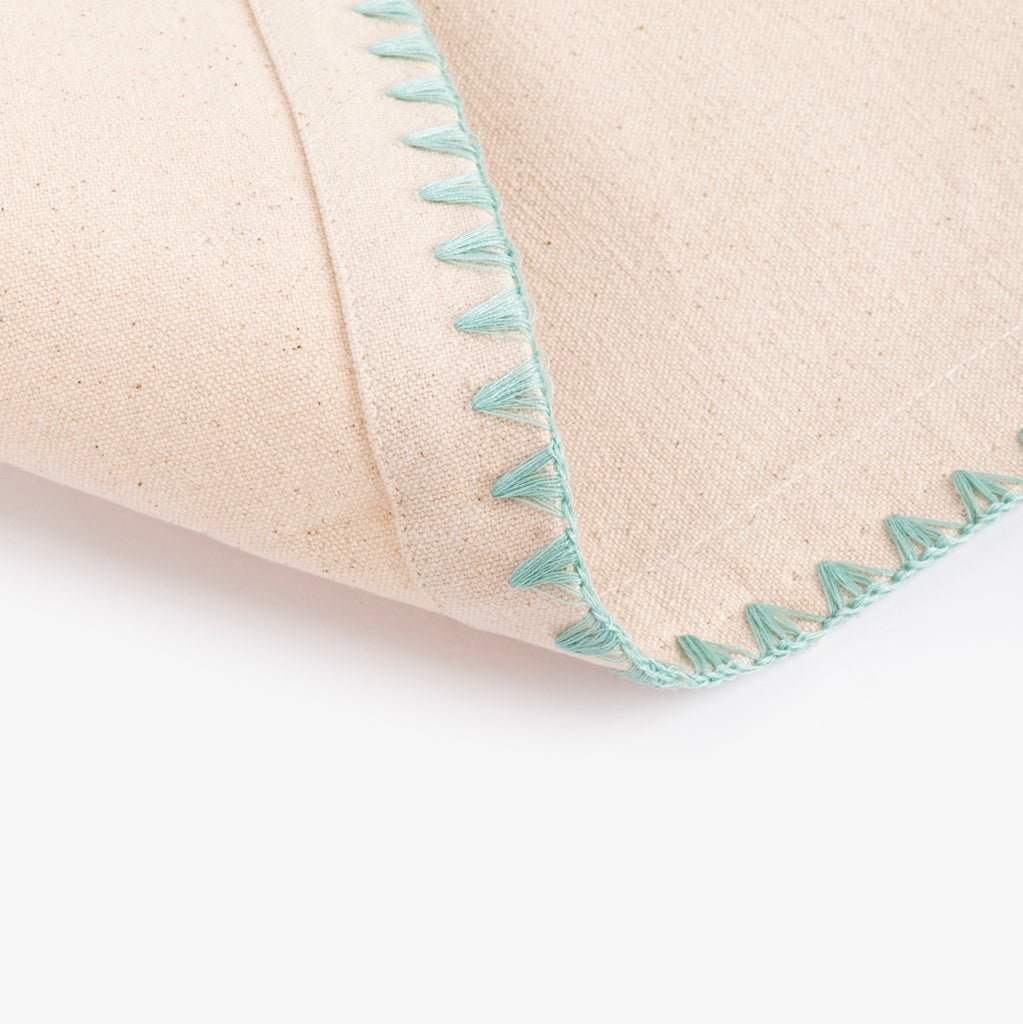 Individual de Algodão Bege com Bordado Verde PORTOBELLO - Gato Preto