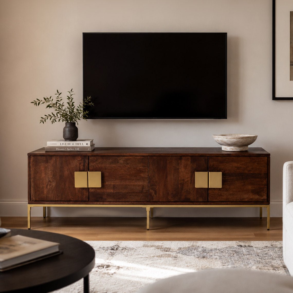 Móvel Televisão Madeira e Detalhes em Dourado 147x42,50x50 VARANASI - Gato Preto