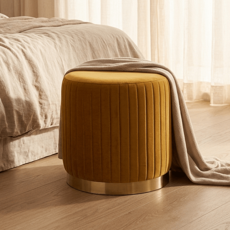 Pouf Mostarda de Veludo com riscas em dourado ANDRIA - Gato Preto