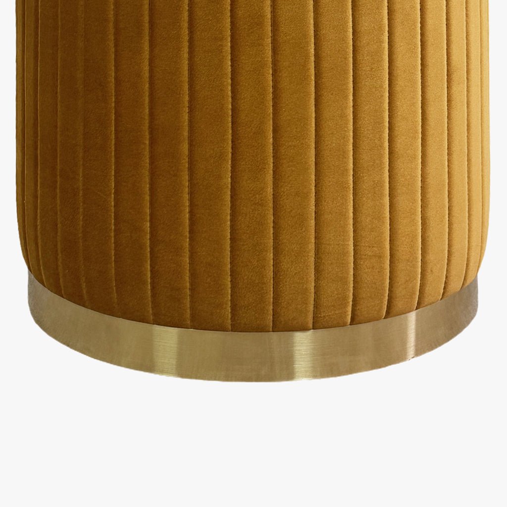 Pouf Mostarda de Veludo com riscas em dourado ANDRIA - Gato Preto