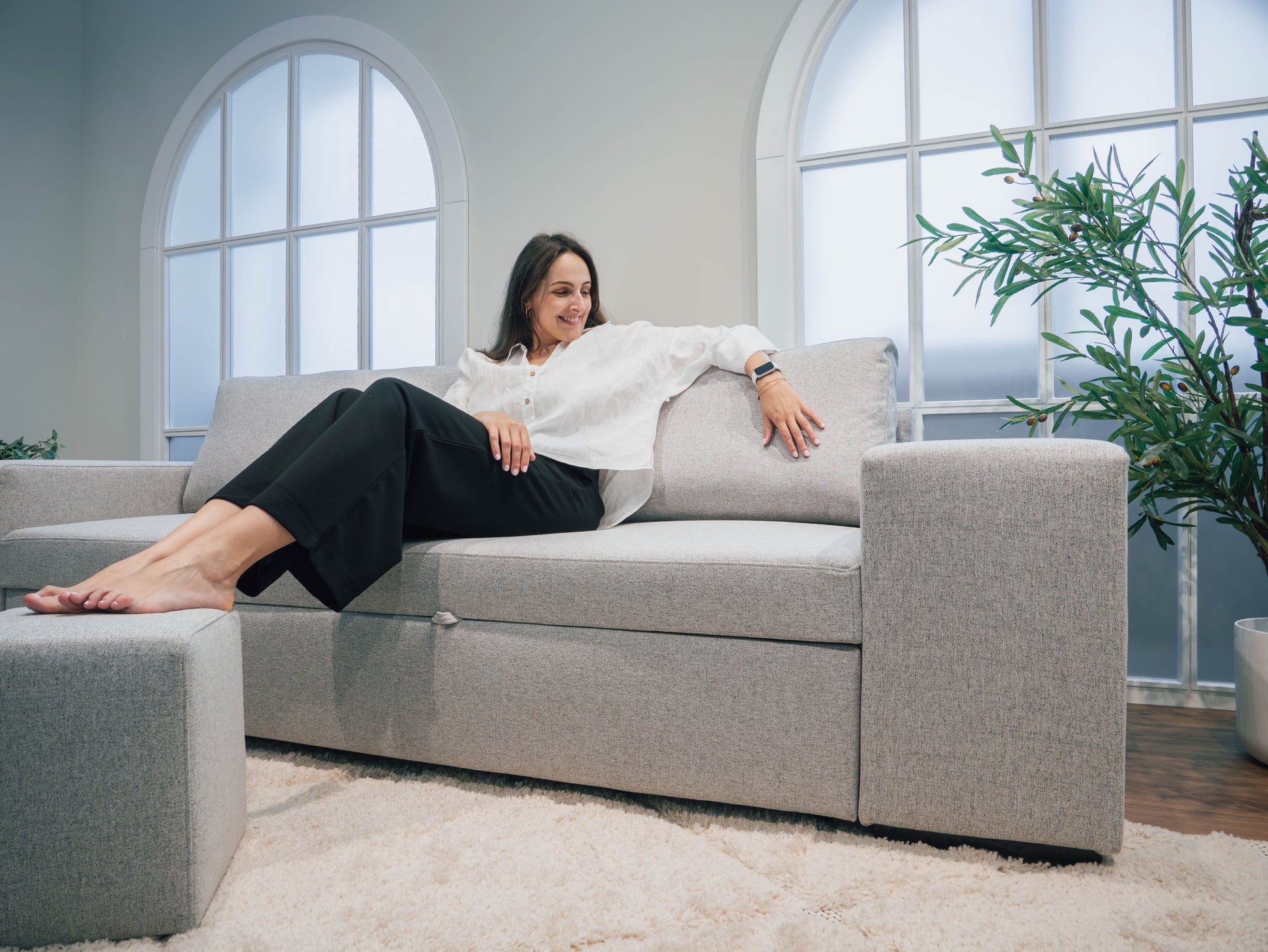 Sofá cama com 2 pufes cinza AVERY - Gato Preto