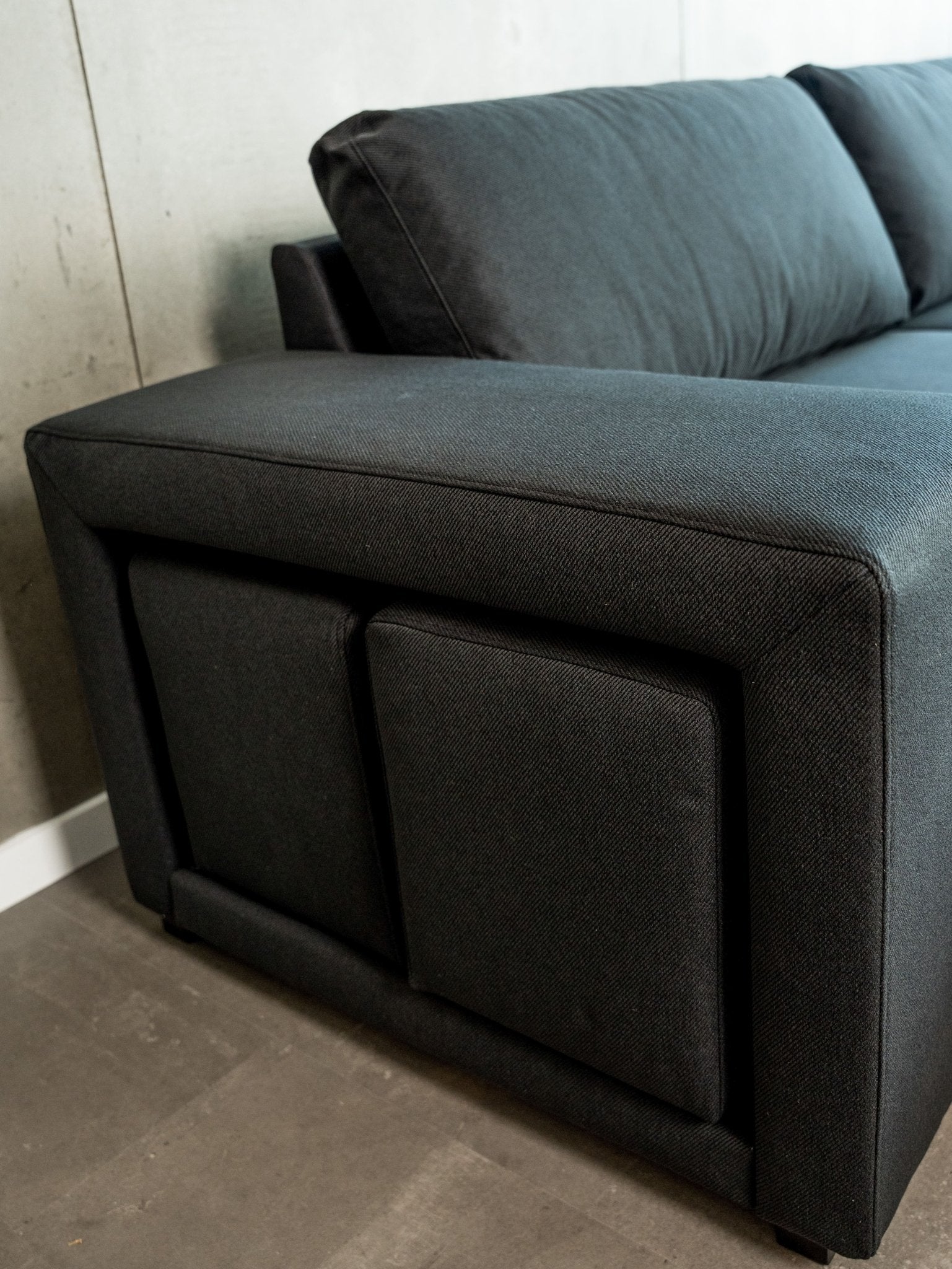 Sofá cama com 2 pufes preto AVERY - Gato Preto