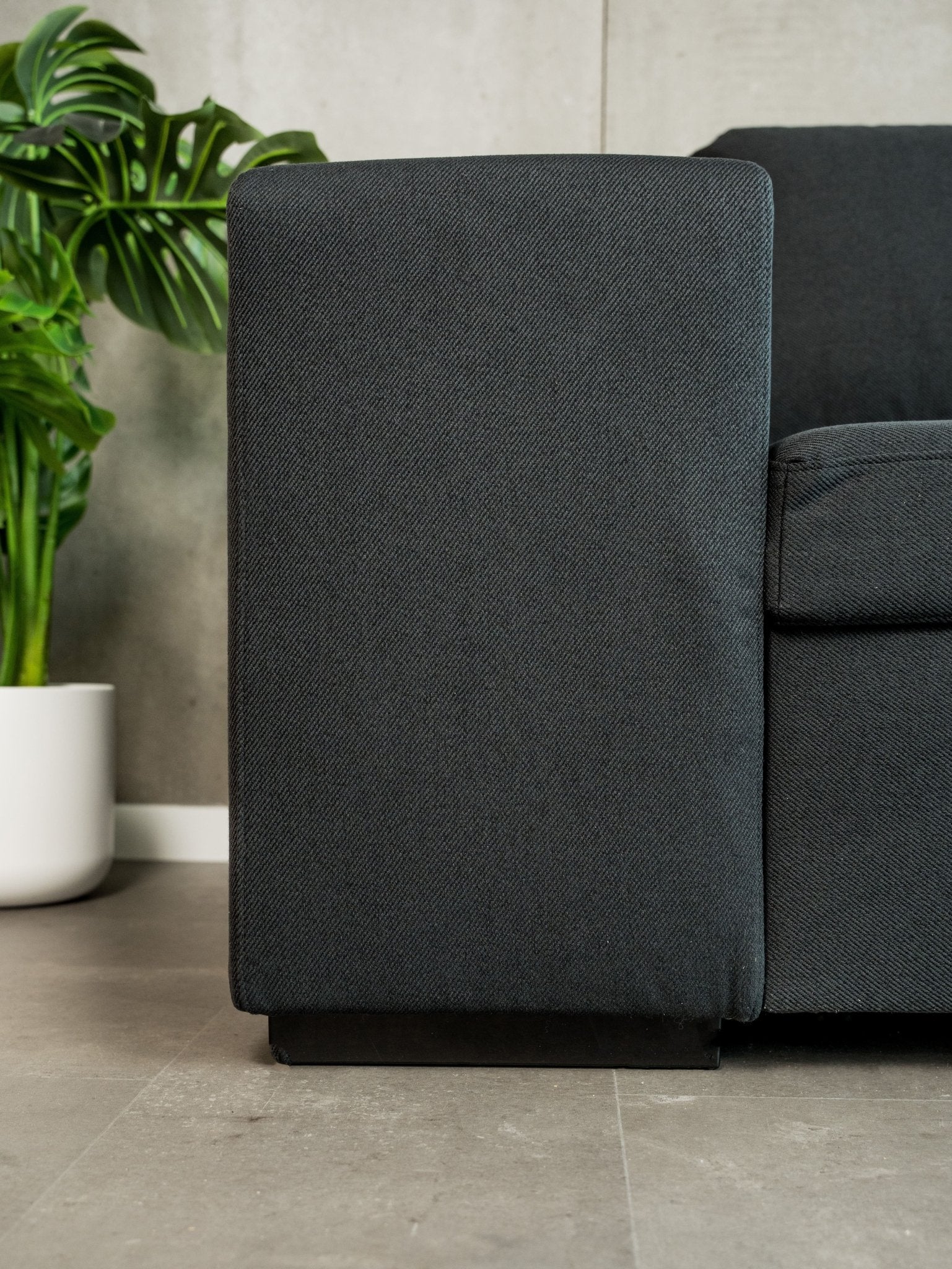 Sofá cama com 2 pufes preto AVERY - Gato Preto