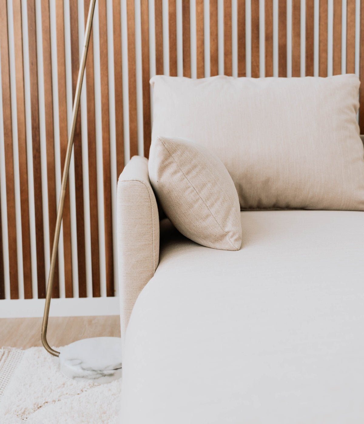 Sofá cama com chaise longue e arrumação bege ORLANDO - Gato Preto