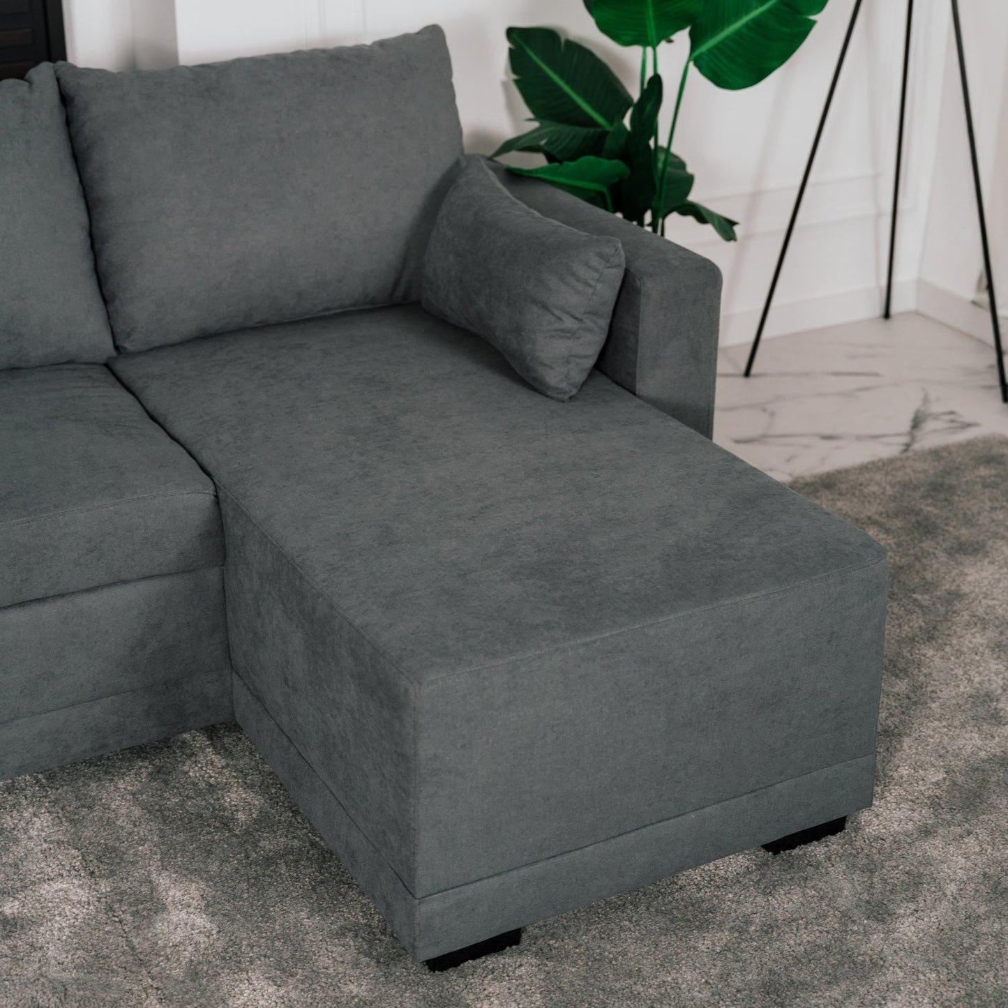 Sofá cama com chaise longue reversível cinza escuro LEAH - Gato Preto