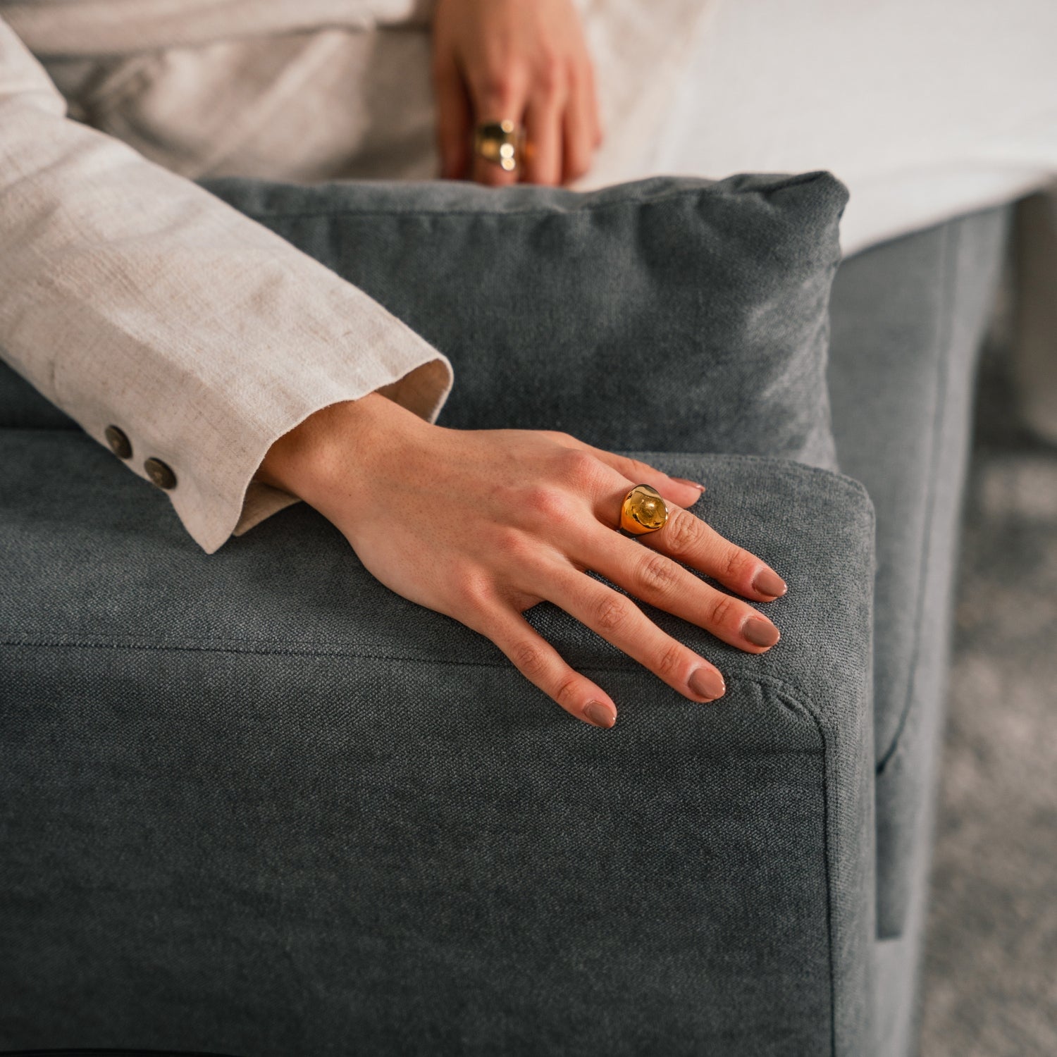 Sofá cama com chaise longue reversível cinza escuro LEAH - Gato Preto