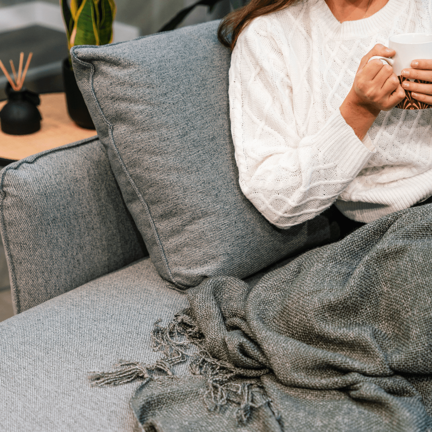 Sofá cama com chaise longue reversível cinza escuro TOBY - Gato Preto
