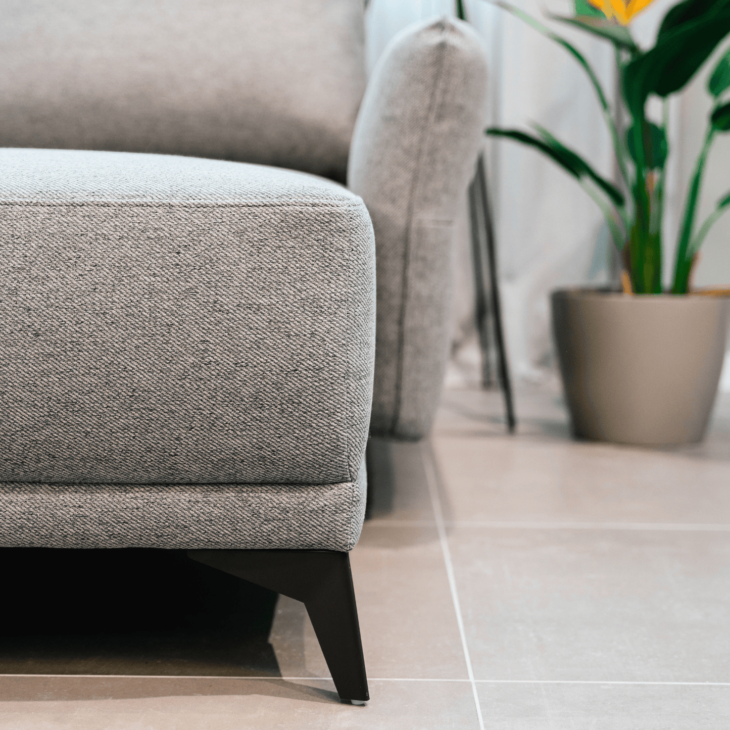 Sofá cama com chaise longue reversível cinza TOBY - Gato Preto