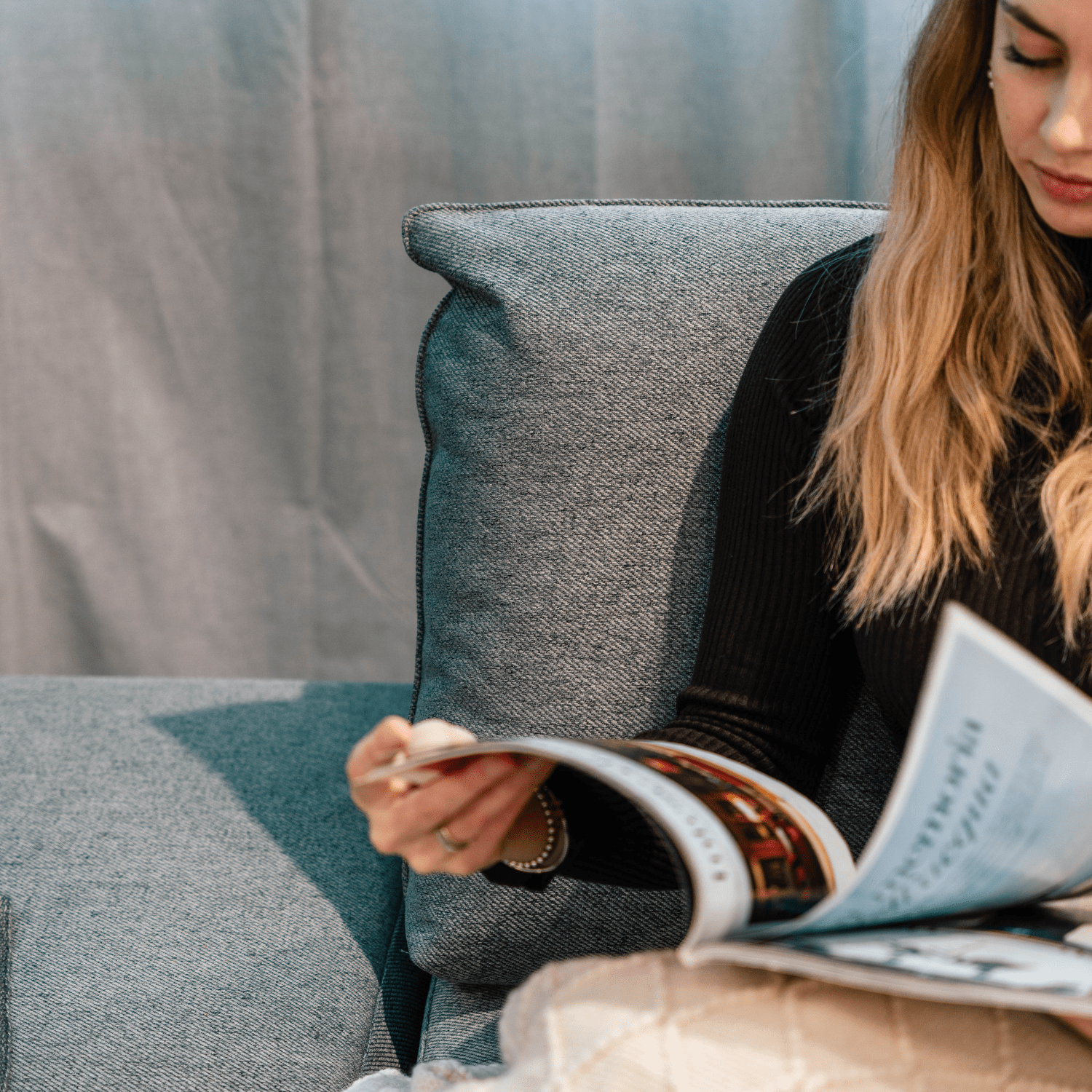 Sofá cama com chaise longue reversível cinza TOBY - Gato Preto