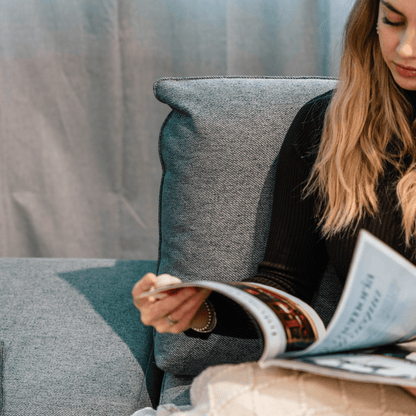 Sofá cama com chaise longue reversível cinza TOBY - Gato Preto