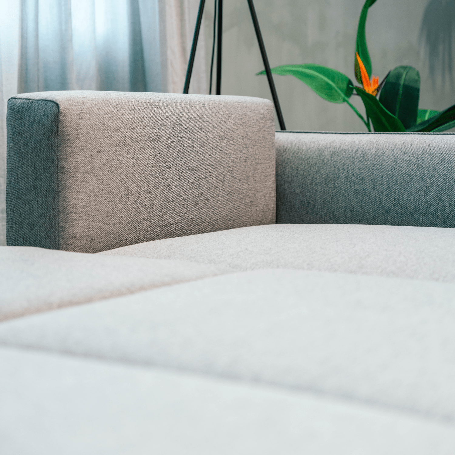 Sofá cama com chaise longue reversível cinza TOBY - Gato Preto