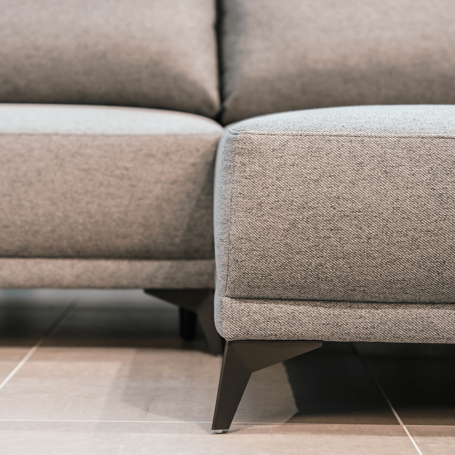 Sofá cama com chaise longue reversível cinza TOBY - Gato Preto