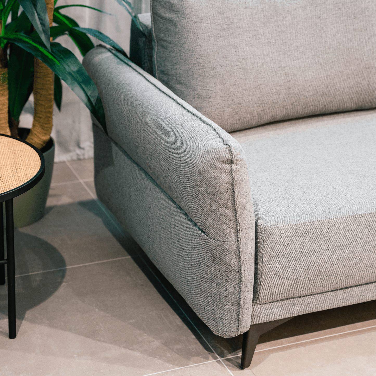 Sofá cama com chaise longue reversível cinza TOBY - Gato Preto