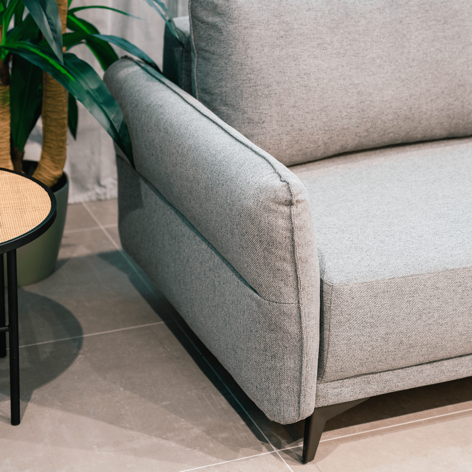 Sofá cama com chaise longue reversível cinza TOBY - Gato Preto