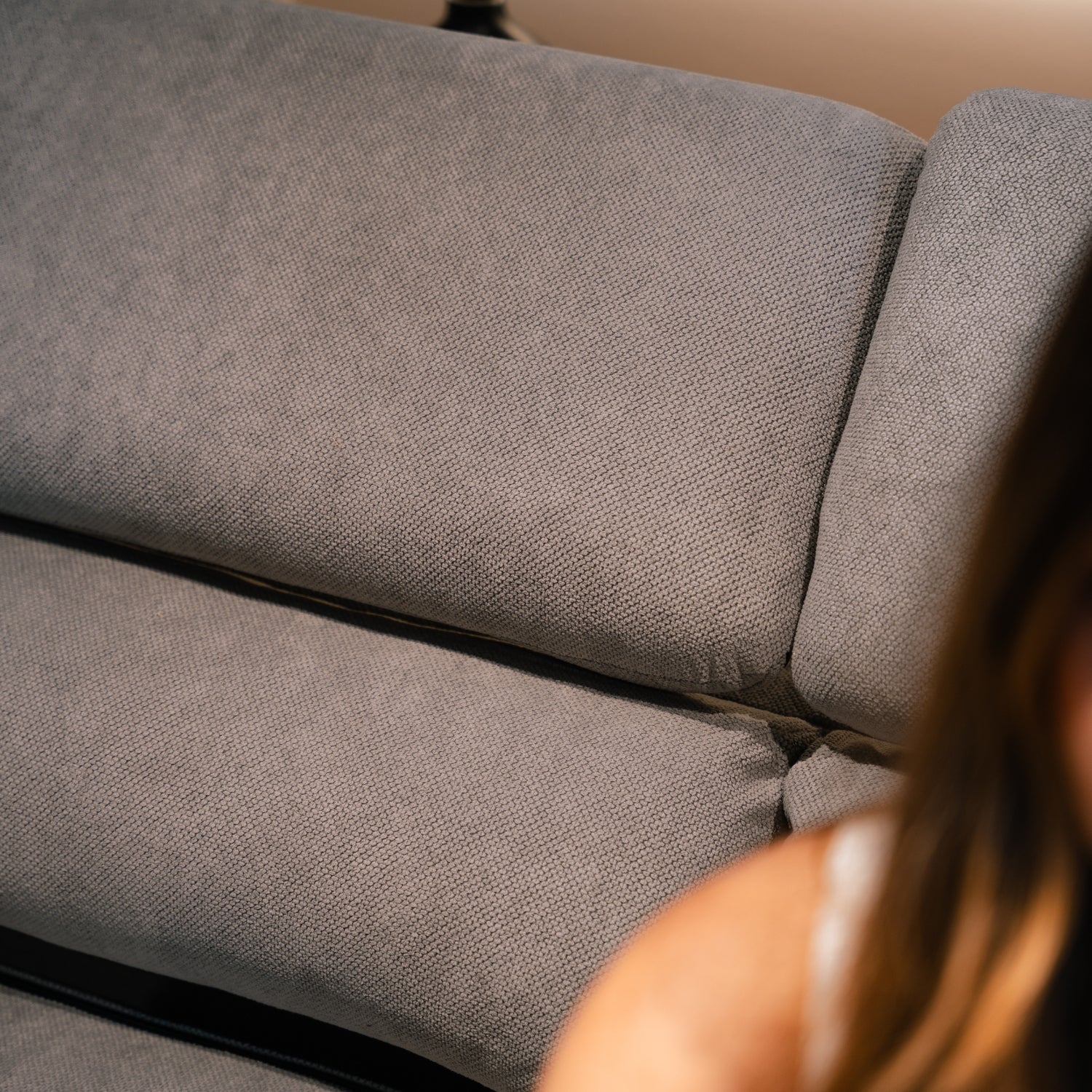 Sofá cama com chaise longue reversível e cabeceiras ajustáveis cinza MORGAN - Gato Preto