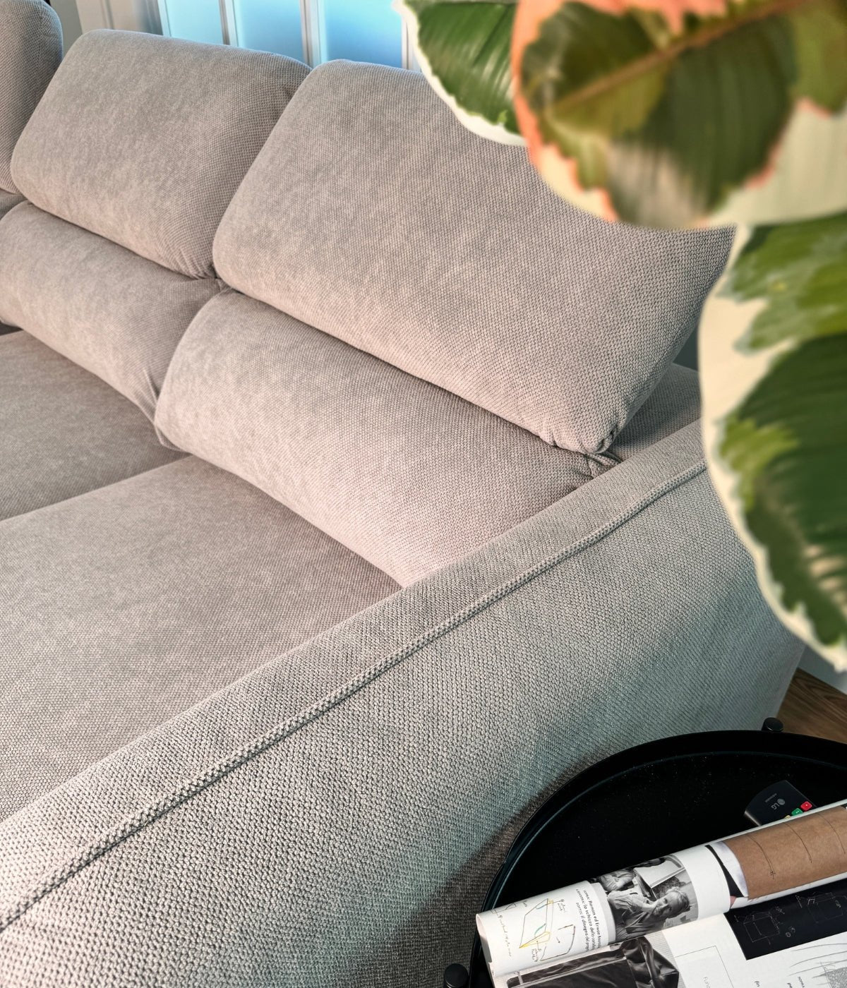 Sofá cama com chaise longue reversível e cabeceiras ajustáveis cinza MORGAN - Gato Preto