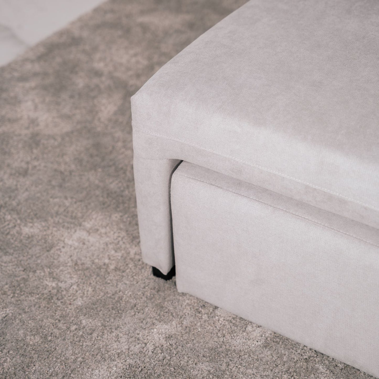 Sofá cama de canto de com puff e arrumação cinza ZURIE - Gato Preto