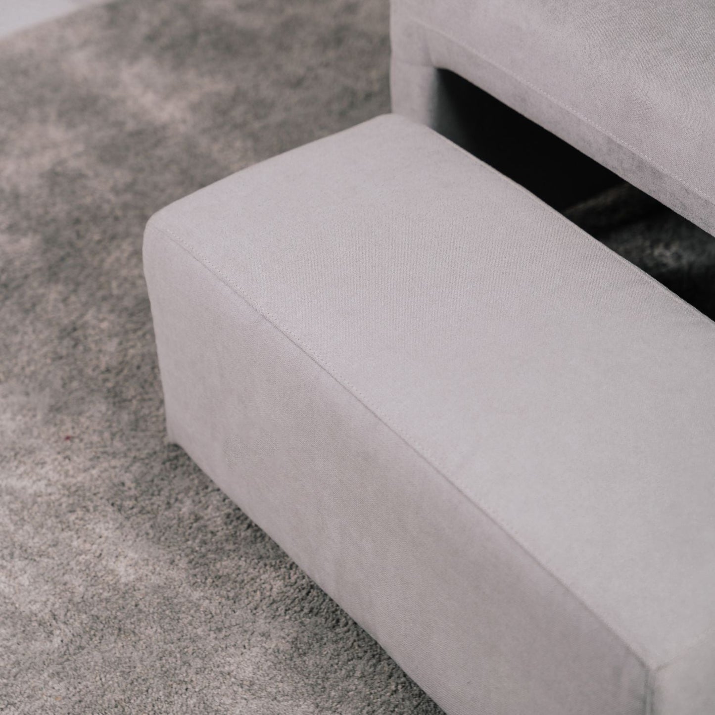 Sofá cama de canto de com puff e arrumação cinza ZURIE - Gato Preto