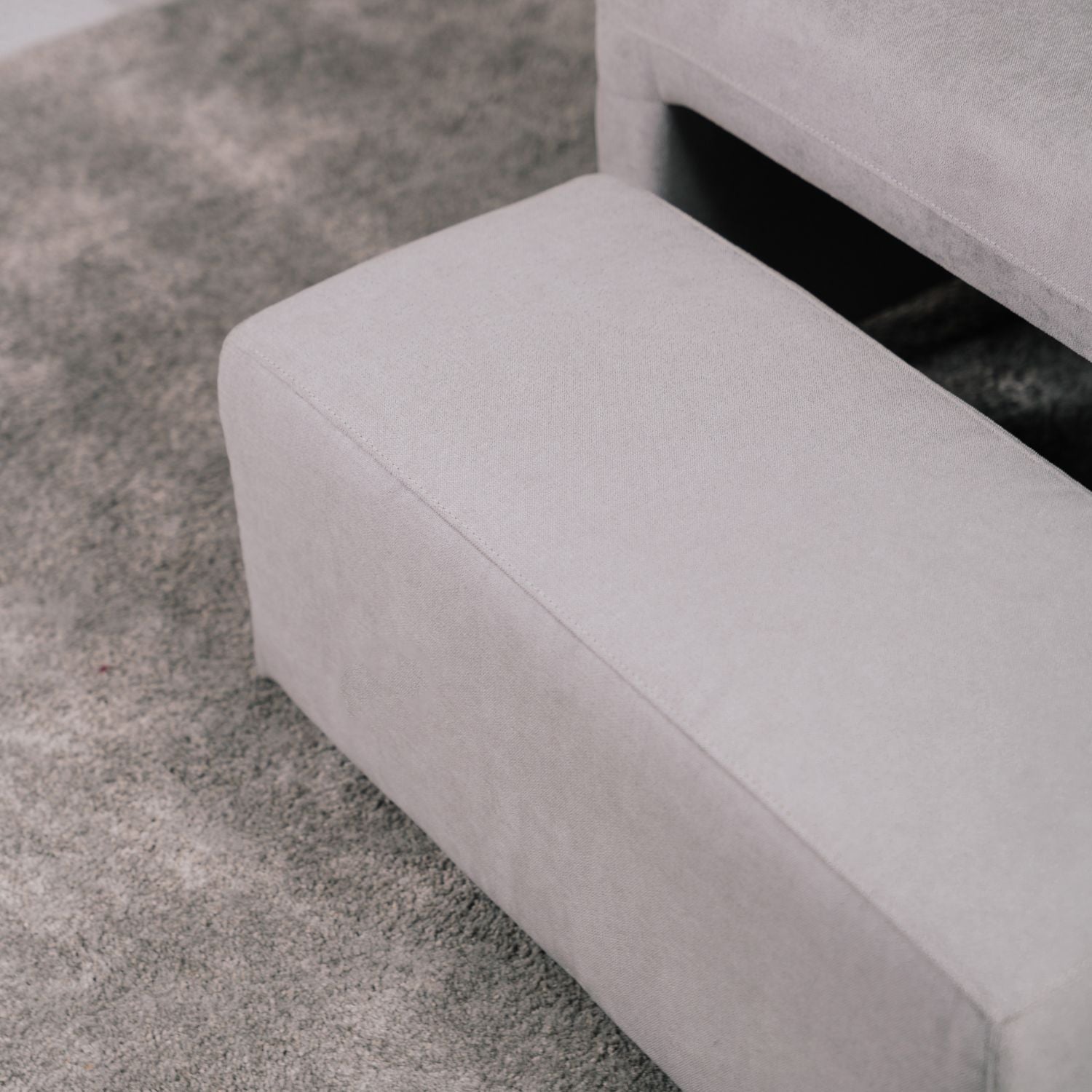 Sofá cama de canto de com puff e arrumação cinza ZURIE - Gato Preto