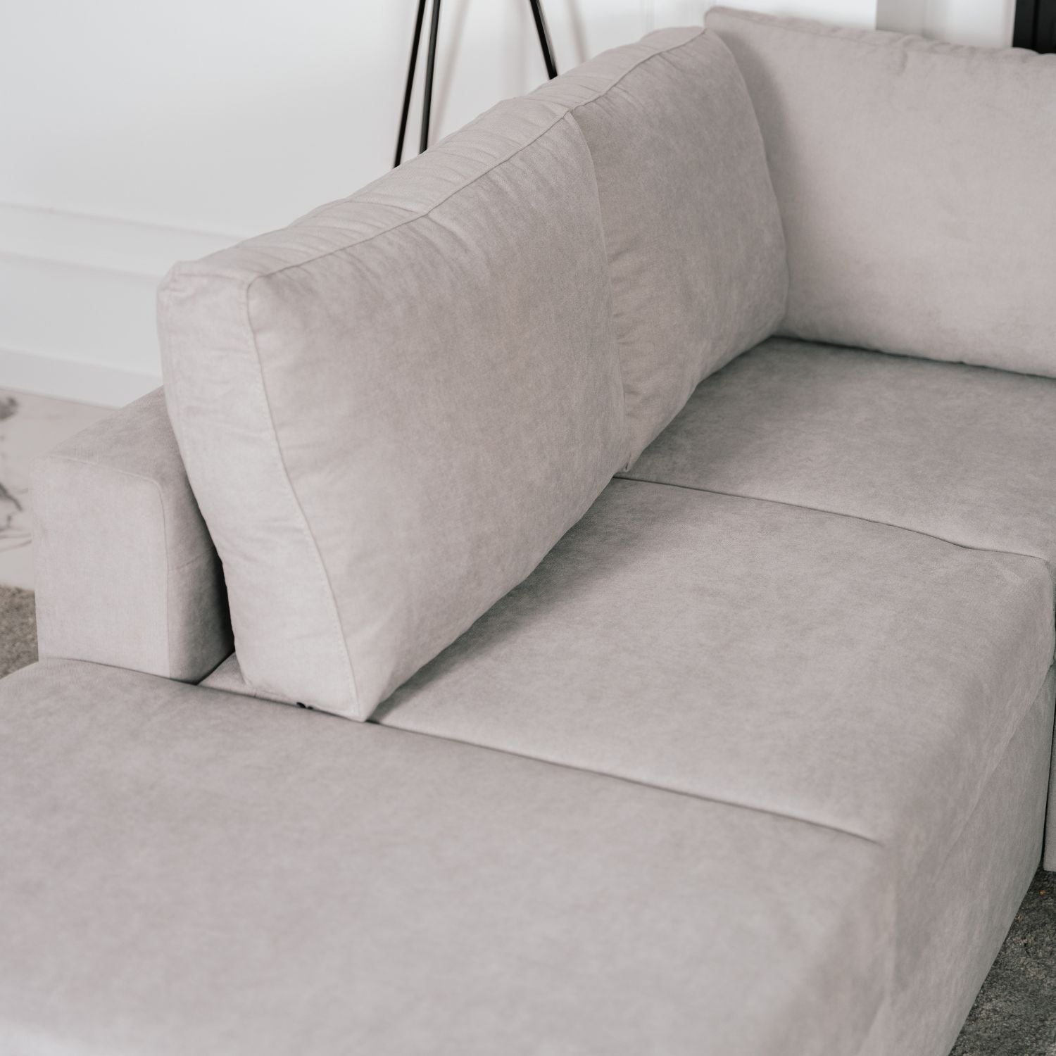 Sofá cama de canto de com puff e arrumação cinza ZURIE - Gato Preto