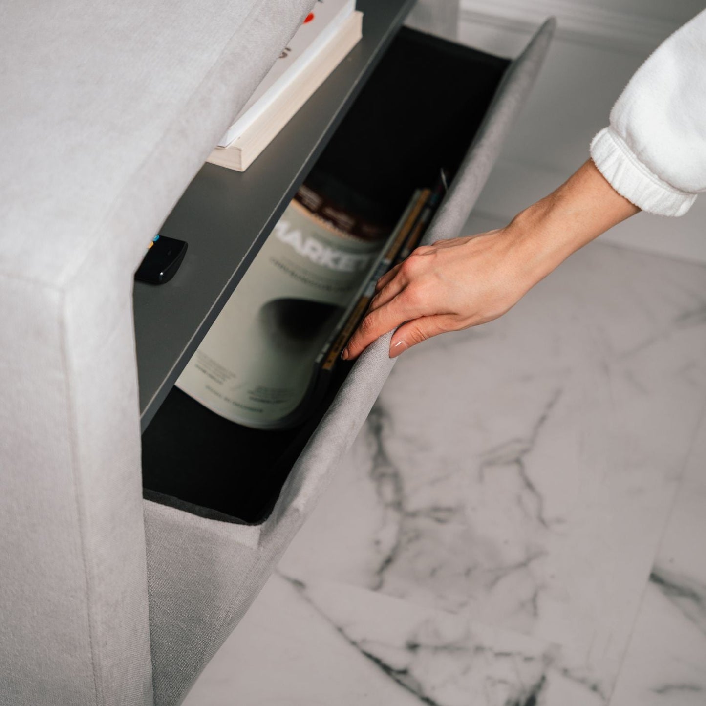 Sofá cama de canto de com puff e arrumação cinza ZURIE - Gato Preto