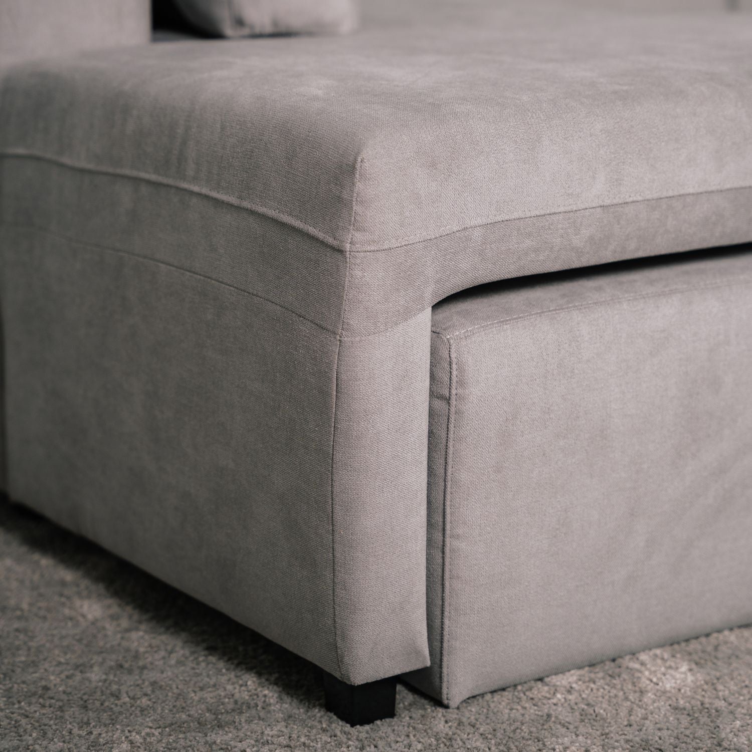 Sofá cama de canto de com puff e arrumação cinza ZURIE - Gato Preto