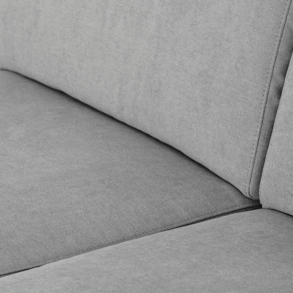 Sofá com chaise longue reversível e pés vintage cinza ANGEL - Gato Preto