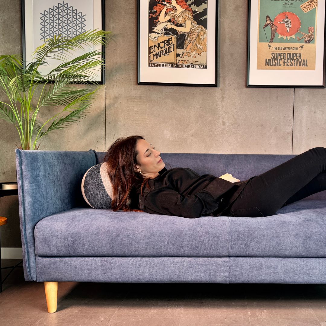 Sofá com pé alto de madeira azul MELANIE - Gato Preto