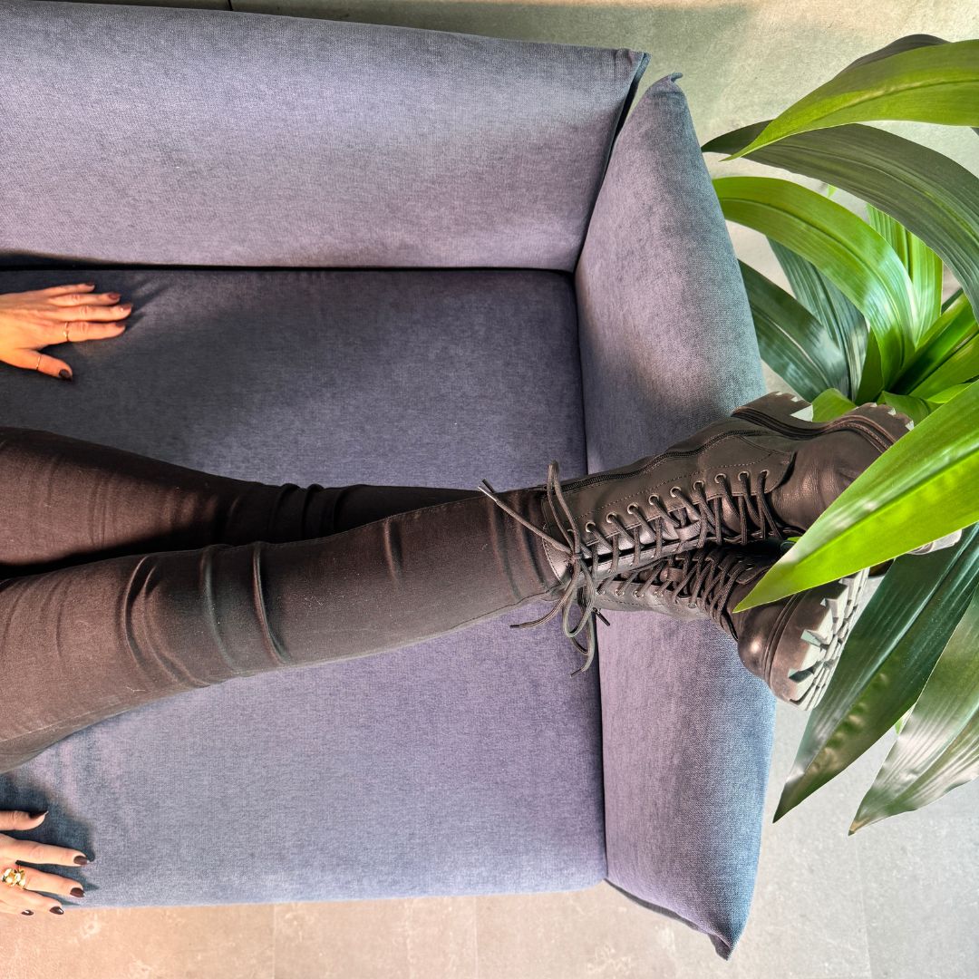 Sofá com pé alto de madeira azul MELANIE - Gato Preto