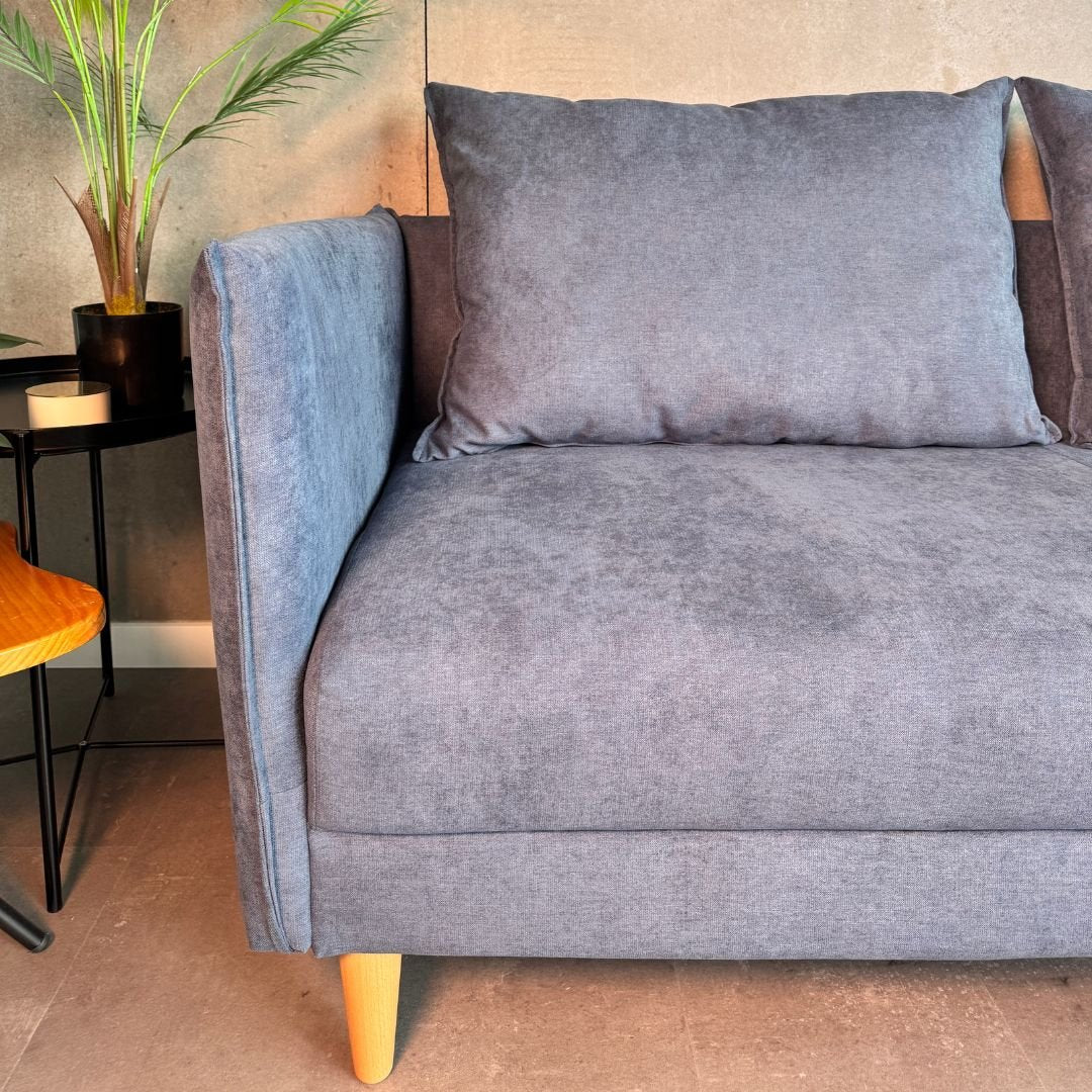 Sofá com pé alto de madeira azul MELANIE - Gato Preto