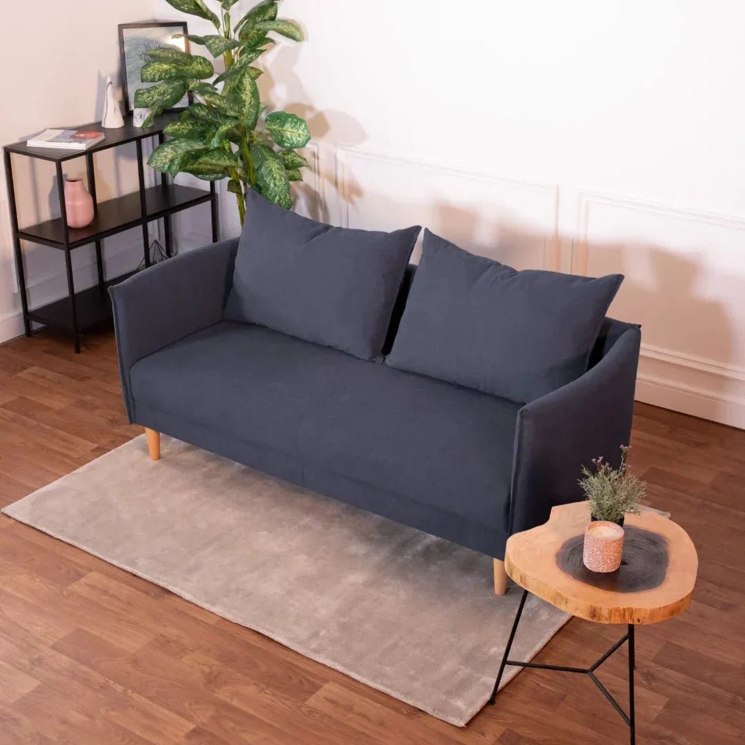 Sofá com pé alto de madeira azul MELANIE - Gato Preto