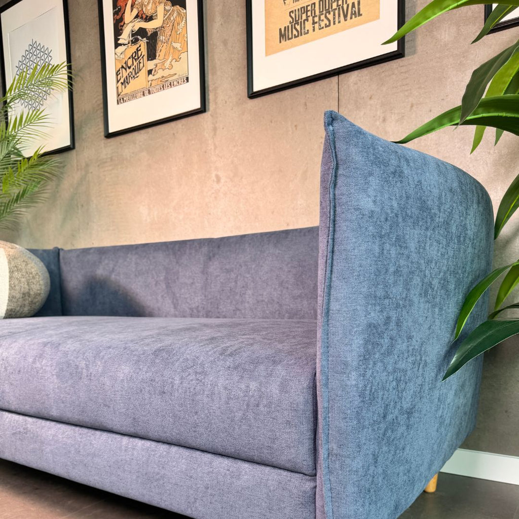 Sofá com pé alto de madeira azul MELANIE - Gato Preto