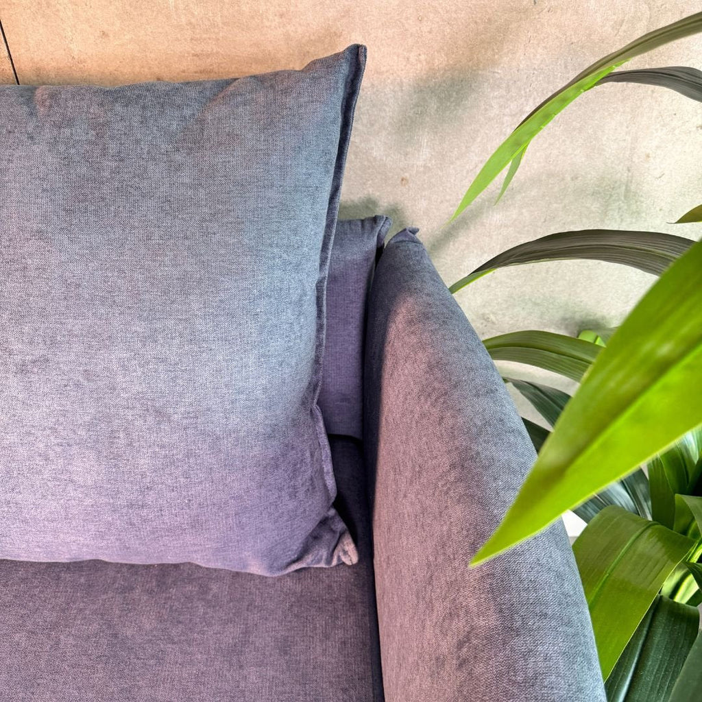 Sofá com pé alto de madeira azul MELANIE - Gato Preto