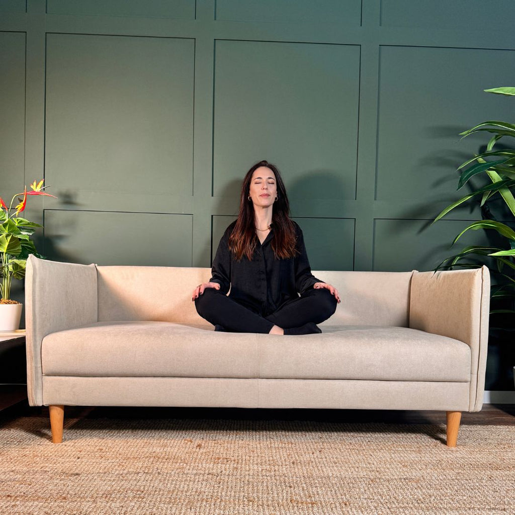 Sofá com pé alto de madeira bege MELANIE - Gato Preto