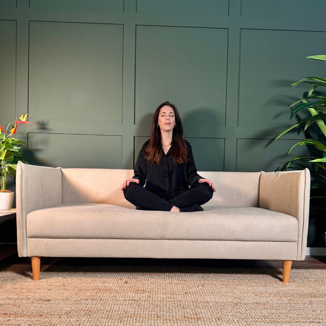 Sofá com pé alto de madeira bege MELANIE - Gato Preto