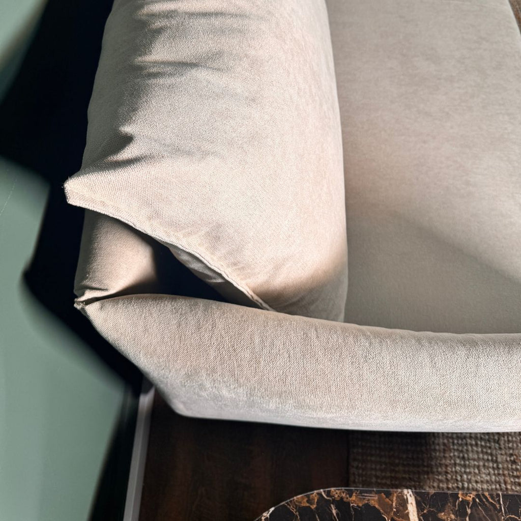 Sofá com pé alto de madeira bege MELANIE - Gato Preto