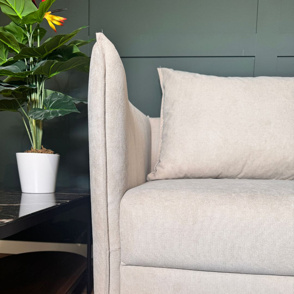 Sofá com pé alto de madeira bege MELANIE - Gato Preto