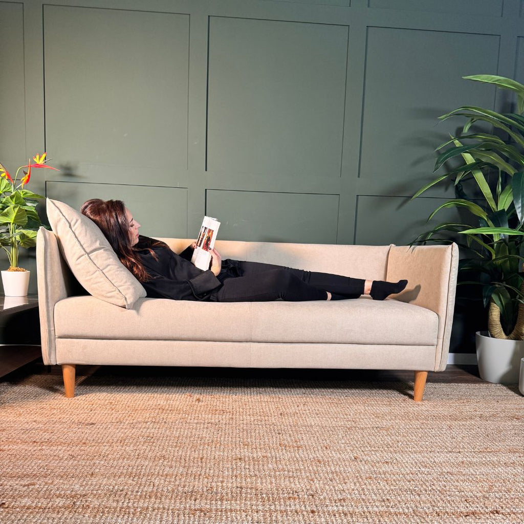 Sofá com pé alto de madeira bege MELANIE - Gato Preto