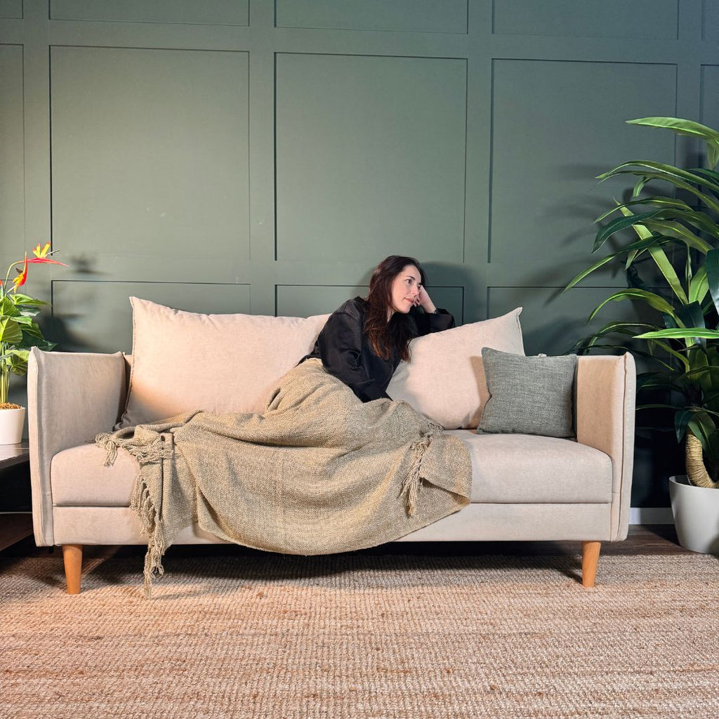 Sofá com pé alto de madeira bege MELANIE - Gato Preto