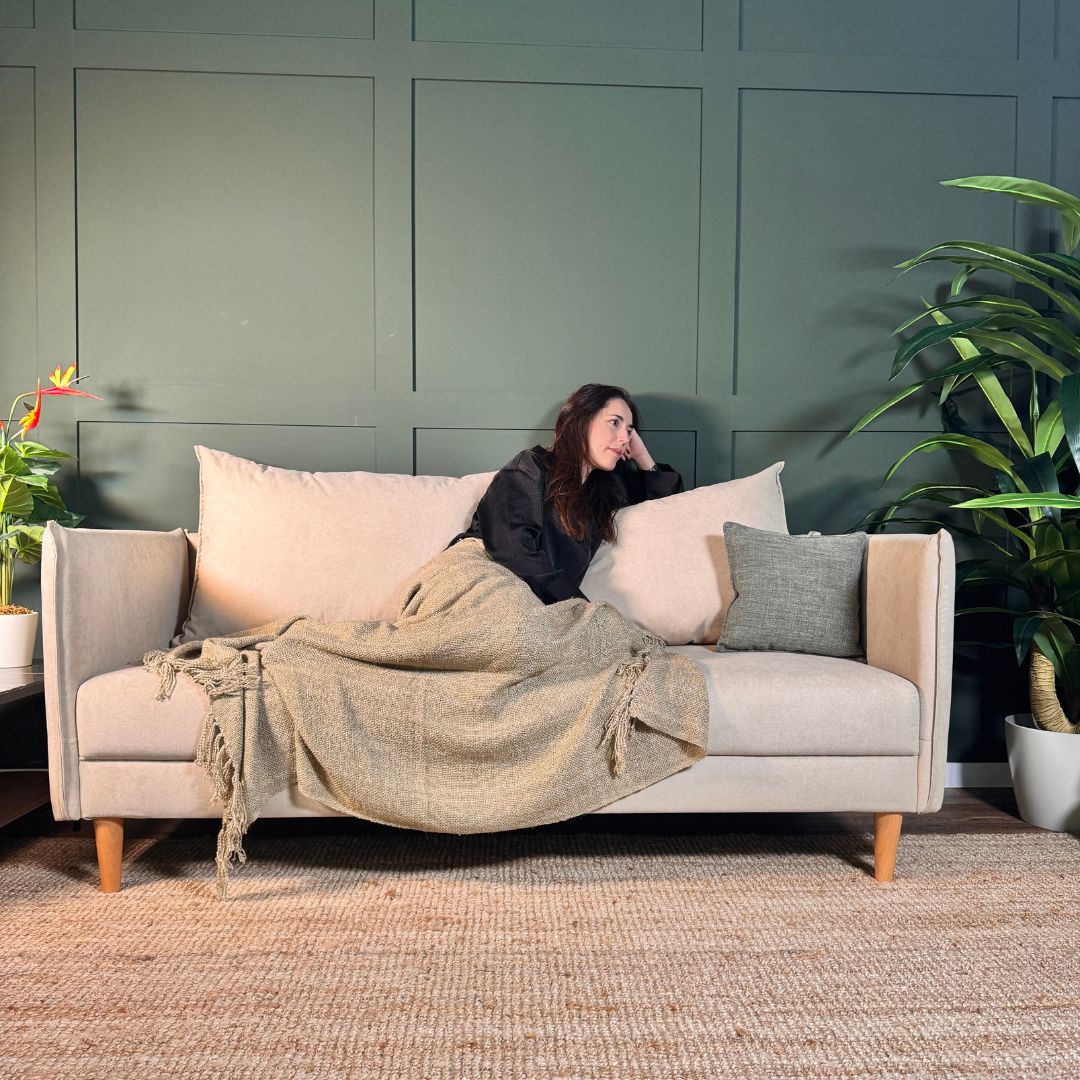 Sofá com pé alto de madeira bege MELANIE - Gato Preto