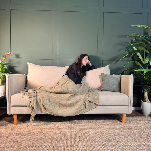 Sofá com pé alto de madeira bege MELANIE - Gato Preto