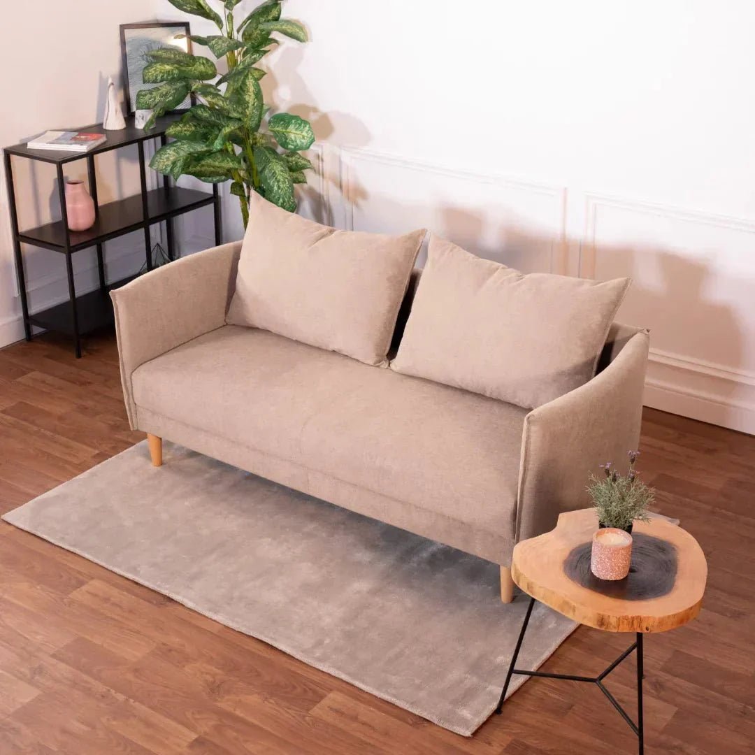 Sofá com pé alto de madeira bege MELANIE - Gato Preto