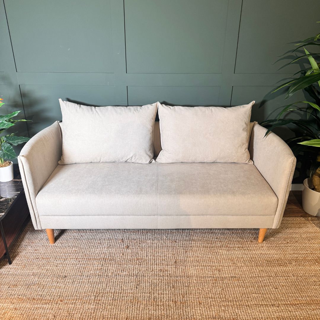 Sofá com pé alto de madeira bege MELANIE - Gato Preto